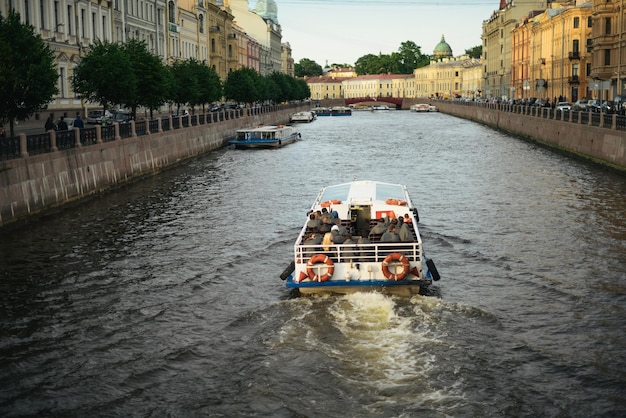 Łódź pływająca po rzece w mieście