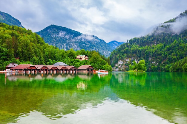 Łódź przybywa do molo na jeziorze Konigssee w południowo-wschodnim okręgu Berchtesgadener Land w stanie Bawaria w Niemczech