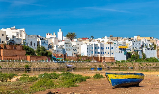 Łódź rybacka na brzegu rzeki Oum Er-Rbia w Azemmour, Maroko