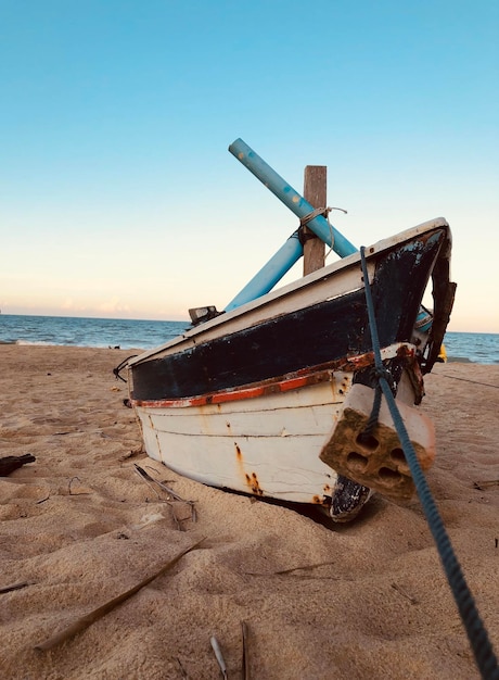 Zdjęcie Łódź rybacka na plaży na jasnym niebie