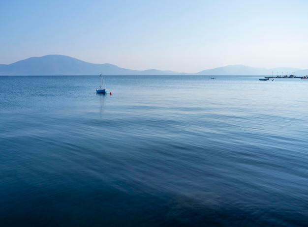 Łódź rybacka w słoneczne popołudnie na spokojnym Morzu Egejskim na wyspie Evia w Grecji