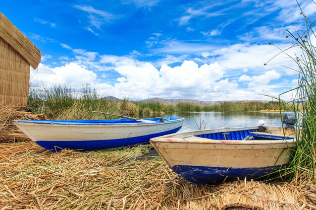 Łódź Totora na jeziorze Titicaca w pobliżu Puno Peru