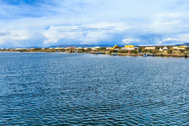 Łódź Totora na jeziorze Titicaca w pobliżu Puno Peru