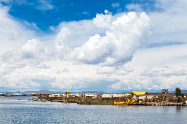 Łódź Totora na jeziorze Titicaca w pobliżu Puno Peru