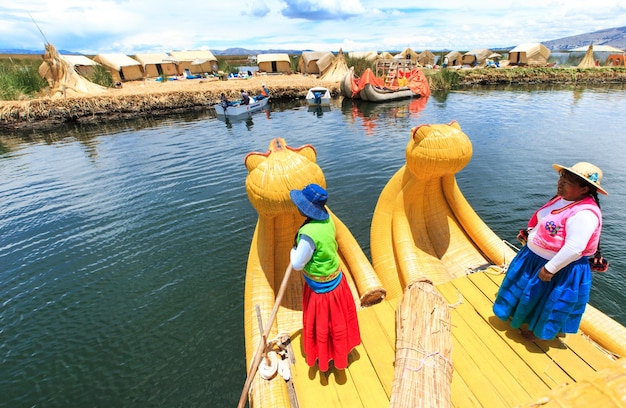 Łódź Totora na jeziorze Titicaca w pobliżu Puno Peru