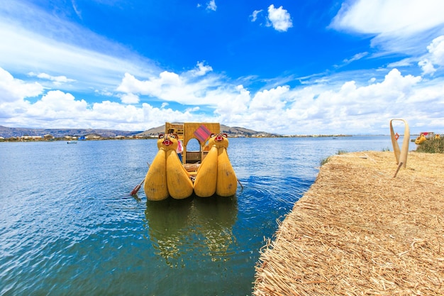 Łódź Totora na jeziorze Titicaca w pobliżu Puno Peru