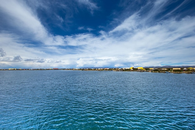 Łódź Totora na jeziorze Titicaca w pobliżu Puno Peru