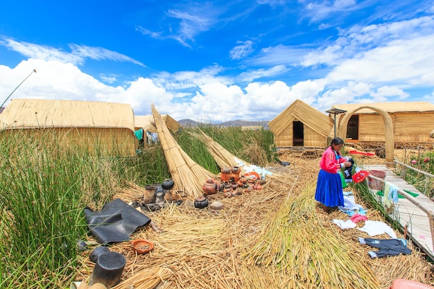 Łódź Totora na jeziorze Titicaca w pobliżu Puno Peru