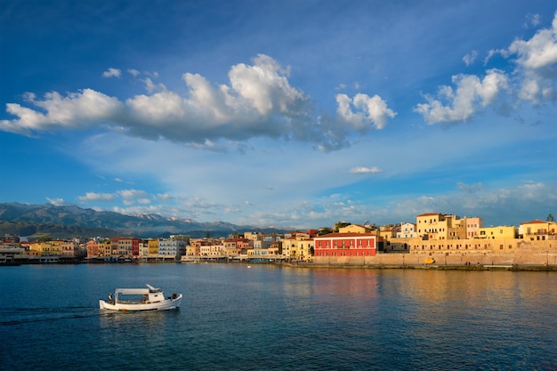 Łódź w malowniczym starym porcie Chania, Crete wyspa. Grecja