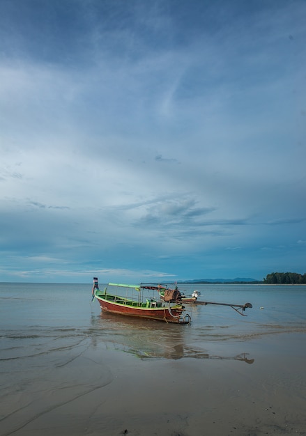 Łódź W Plaży Phuket, Tajlandia