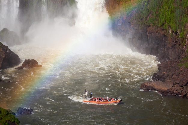 Łódź w pobliżu wodospadów Iguazu (Cataratas del Iguazu), wodospadów rzeki Iguazu na pograniczu Argentyny i Brazylii.