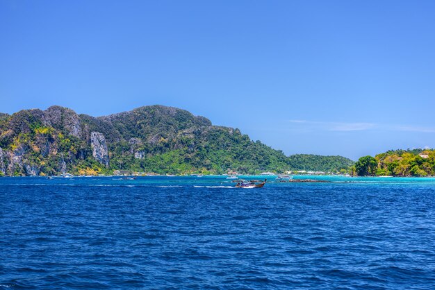 Łódź z długim ogonem w pobliżu Phi Phi Don Morze Andamańskie Krabi Tajlandia