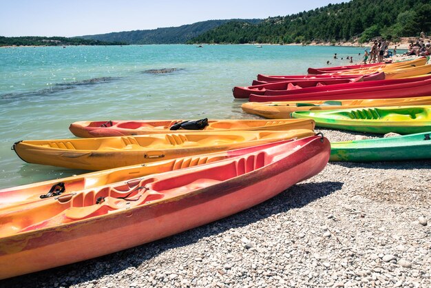 Łódź Zacumowana Na Plaży Przed Niebem