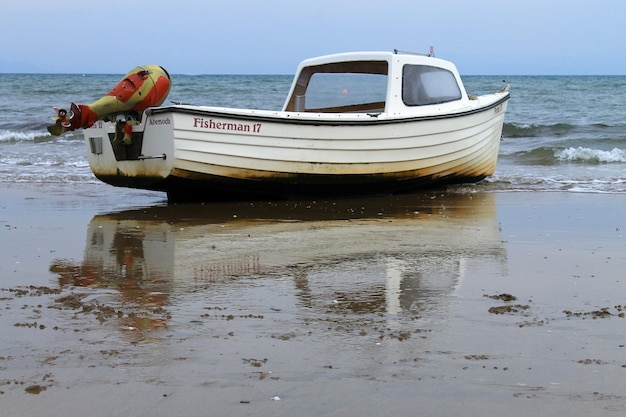 Łódź zacumowana na plaży