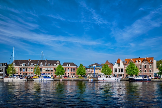 Łodzie I Domy Na Rzece Spaarne. Haarlem, Holandia