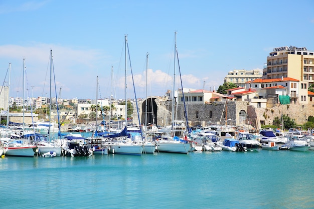 Łodzie i jachty w porcie Heraklion, Kreta, Grecja