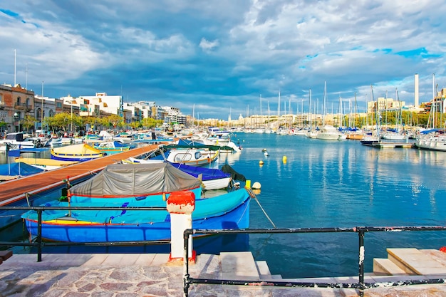 Łodzie motorowe w porcie Msida Marina na Malcie