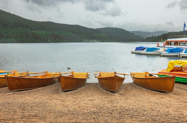 Łodzie na brzegu jeziora Titisee