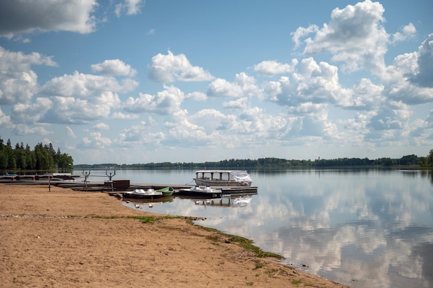 Łodzie na brzegu jeziora w lecie