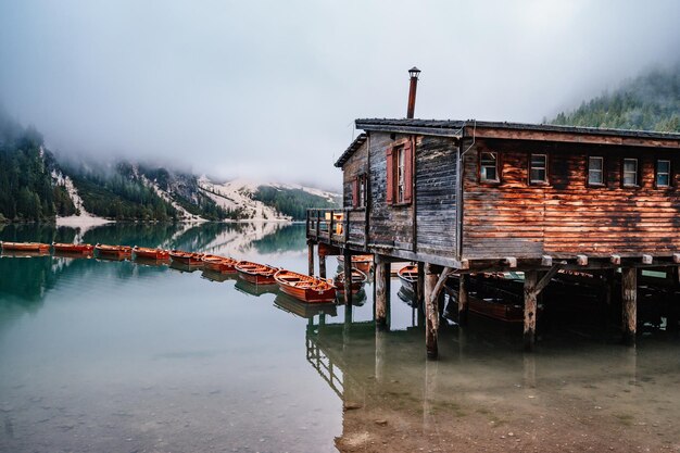 Łodzie na jeziorze Braies Pragser Wildsee w Dolomitach Sudtirol Włochy dolomit