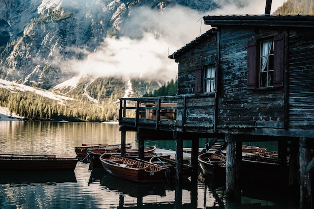 Łodzie na jeziorze Braies Pragser Wildsee w Dolomitach Sudtirol Włochy dolomit