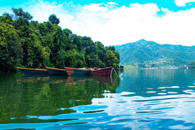 Zdjęcie Łodzie na jeziorze phewa fewa w pokharze, nepal