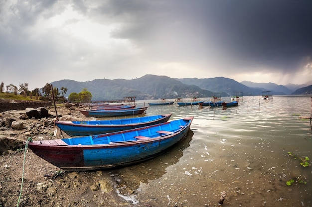 Łodzie na jeziorze Pokhara