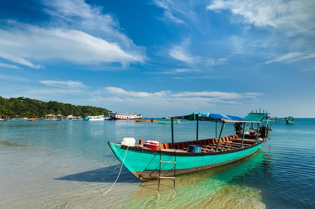 Łodzie na plaży Sihanoukville w Kambodży