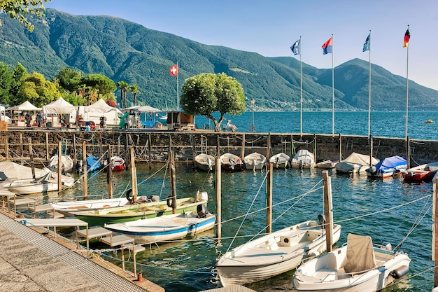 Łodzie na promenadzie luksusowego kurortu Ascona nad jeziorem Maggiore w kantonie Ticino w Szwajcarii.