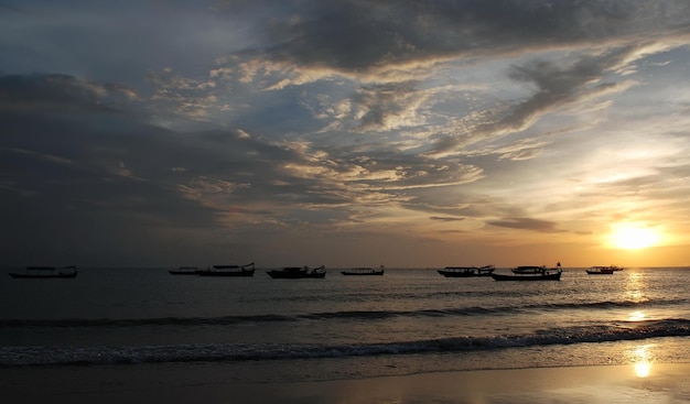 Łodzie o zachodzie słońca w Zatoce Tajlandzkiej Sihanoukville Kambodża