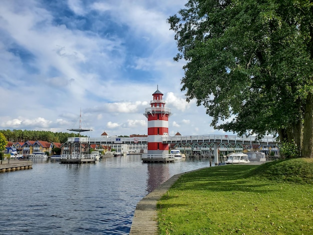 Łodzie port małe domki piękne jezioro krajobraz zatoka latarnia morska jezioro Grosser Hafendorf Rheins