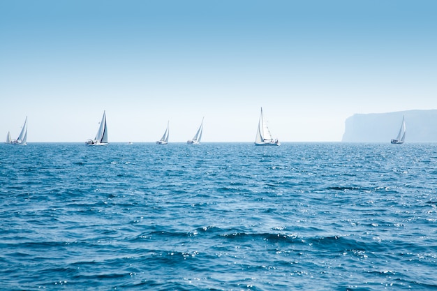 Łodzie Regaty żeglarskie Z łodziami Na Morzu śródziemnym