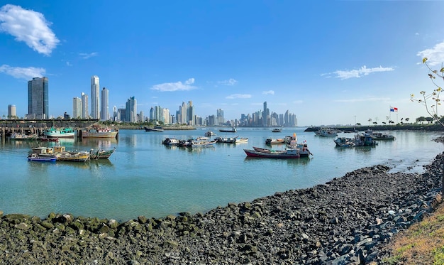 Łodzie rybackie i panorama Panama City w tle, Panama Ameryka Środkowa