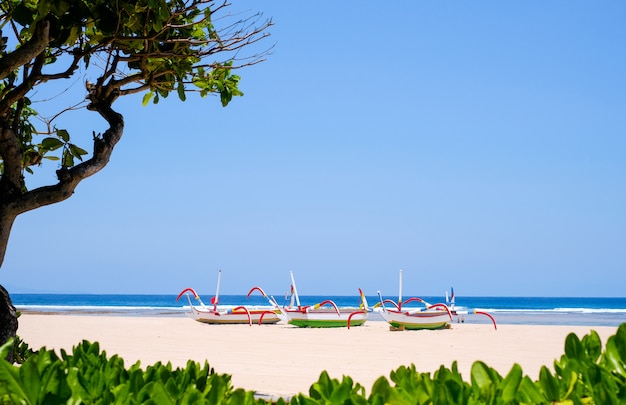 Łodzie rybackie na ocean plaży, Bali