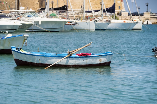 Łodzie Rybackie W Małym Porcie Bari, Apulia