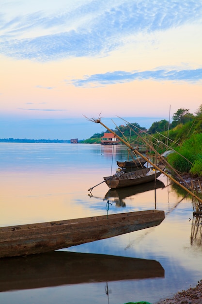 Łodzie rybackie w rzece Mekong