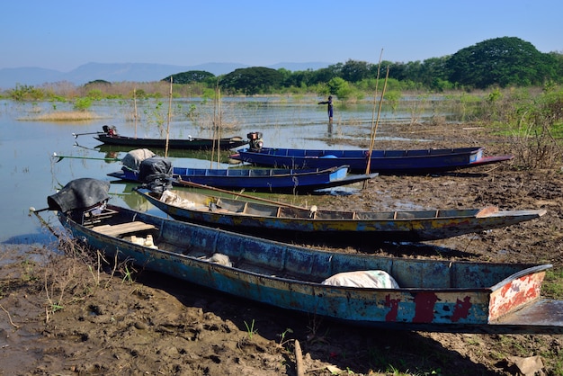 Łodzie rybackie w zaporze Lam Ta Khong, Pak Chong District, Prowincja Nakhon Ratchasima, Thailan