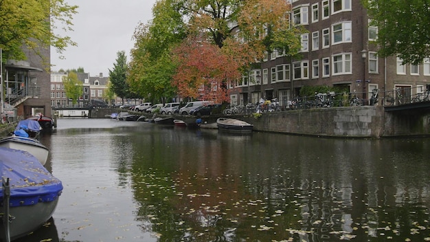 Łodzie, statki, rowery wzdłuż kanału Amstel, Amsterdam Holandia szeroki kąt