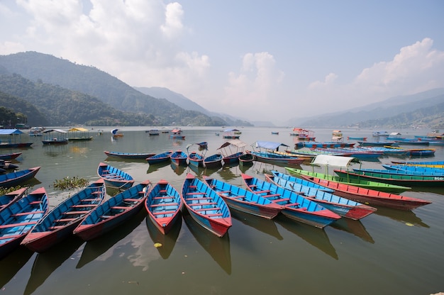 Łodzie w jeziorze pokhara