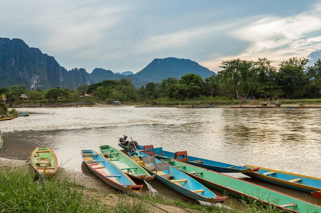 Łodzie W Nam Song Rzeki W Vang Vieng, Laos