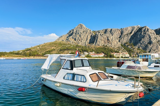 Łodzie w porcie rzeki Cetina, Omis, Chorwacja