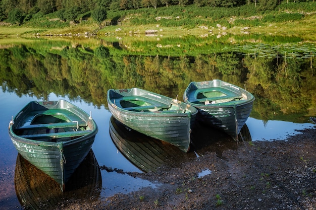 Łodzie wiosłowe zacumowane w Watendlath Tarn w Pojezierzu Cumbria