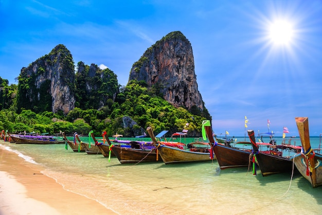 Łodzie z długim ogonem i skały na plaży Railay na zachód od Ao Nang Krabi