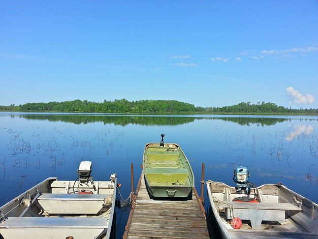 Zdjęcie Łodzie zacumowane na jeziorze na tle jasnego niebieskiego nieba