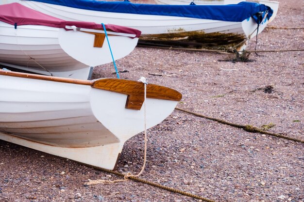 Zdjęcie Łodzie zacumowane przy przypływie na plaży teignmouth w devon