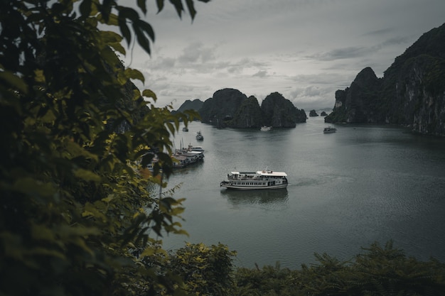 Łodzie żeglarskie w Ha Long bay Wietnam