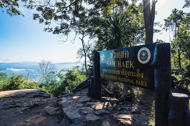 LoeiThailand19112021Sam haek znak na park narodowy góry Phu Kradueng w Loei City ThailandPhu Kradueng górski park narodowy słynny cel podróży