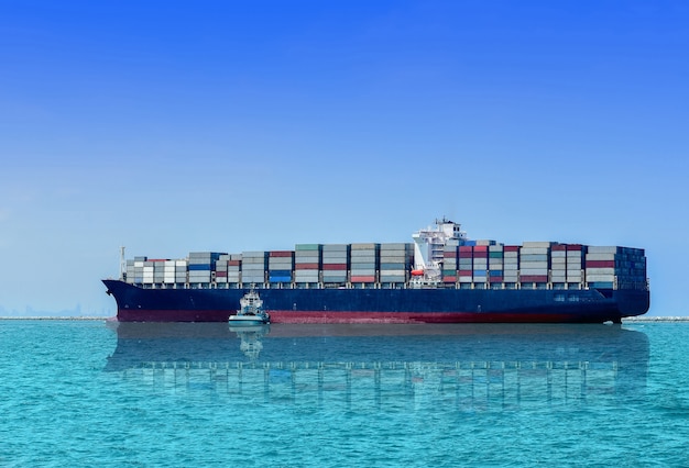 logistyka i transport międzynarodowego statku towarowego