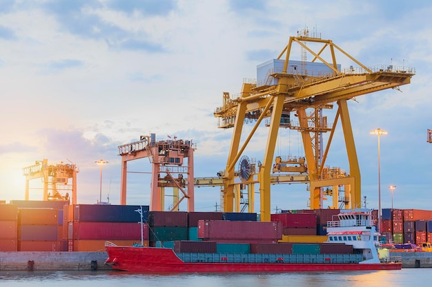 Logistyka i transport statku Container Cargo i samolotu Cargo z działającym mostem dźwigowym w stoczni o wschodzie słońca