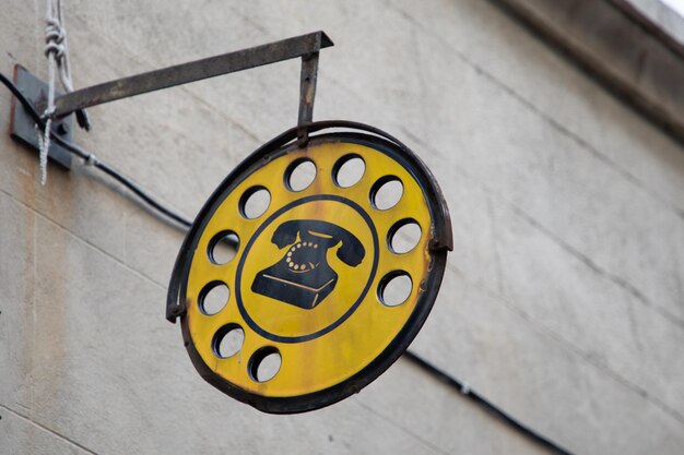 Zdjęcie logo marki sklepu telefonicznego i znak tekstowy przednia fasada agencji sklepowej, firmy telekomunikacyjnej